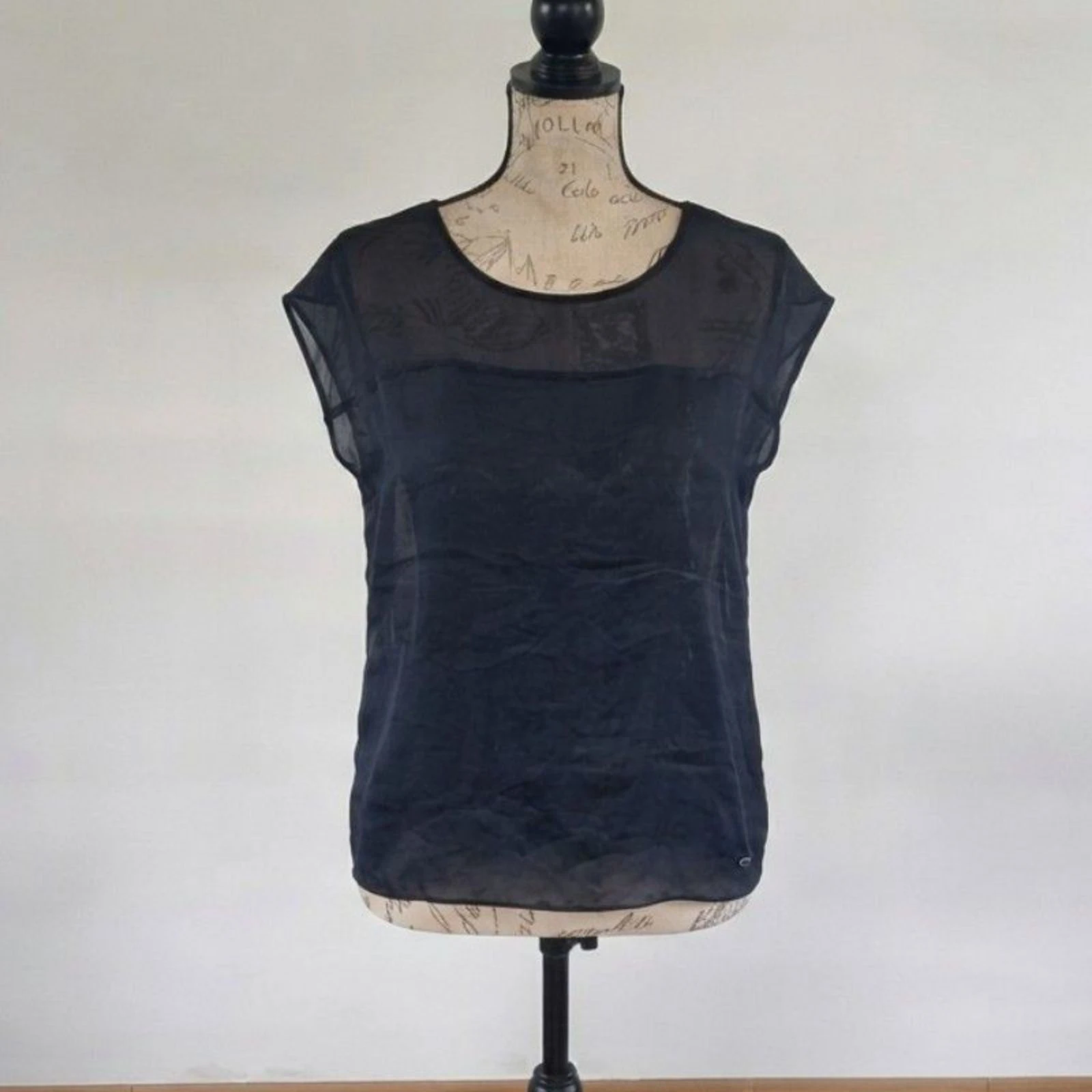top noir taille 36 très bon état